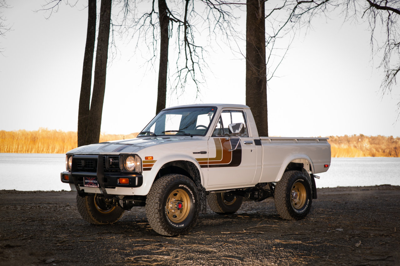 Toyota-HiLux-SR5-Pickup-Truck-3.jpg