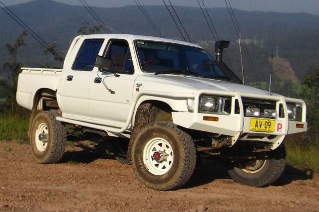 Toyota_Hilux_28D_closeup-1_9dcc94e24cf7ff59ea0482ed66eee13b7a3f8df2.jpg