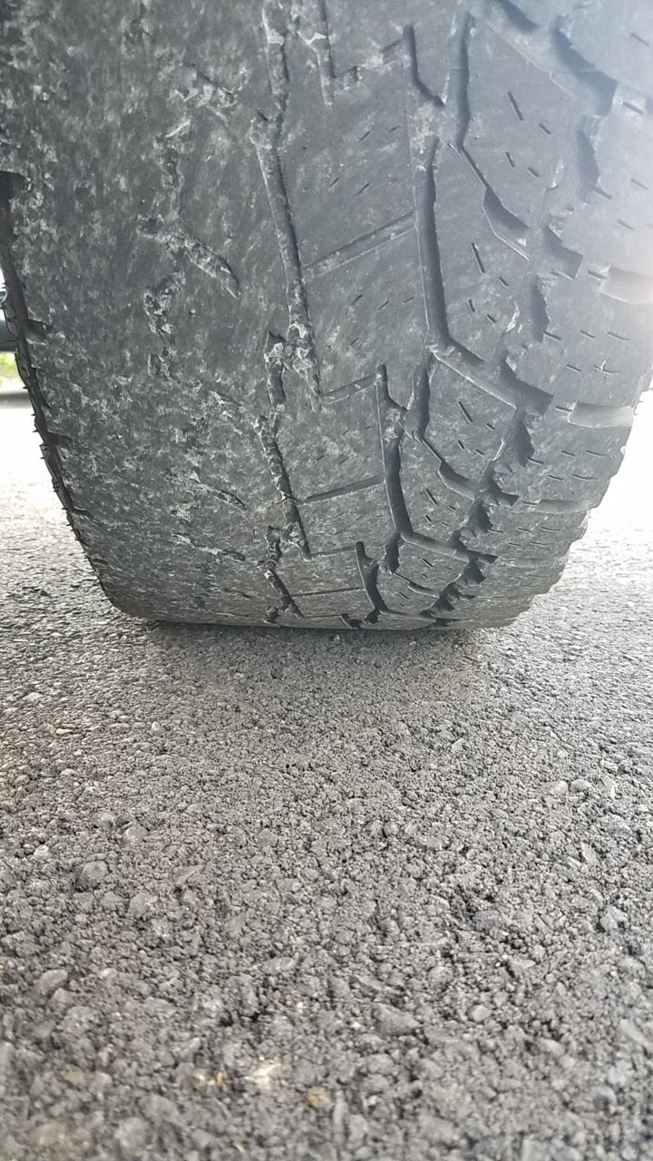 Unaffected side tire wear.jpg