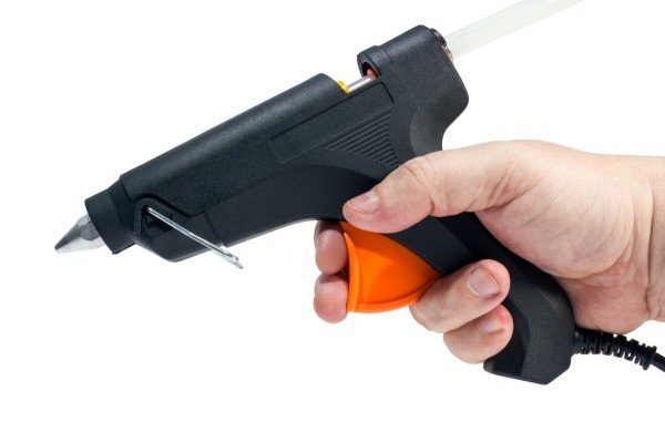 using_a_hot_glue_gun_l[1].jpg