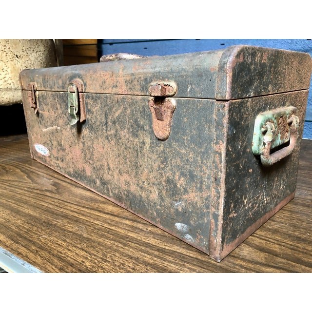vintage-car-racing-crew-rusted-metal-patina-tool-box-0157.jpg