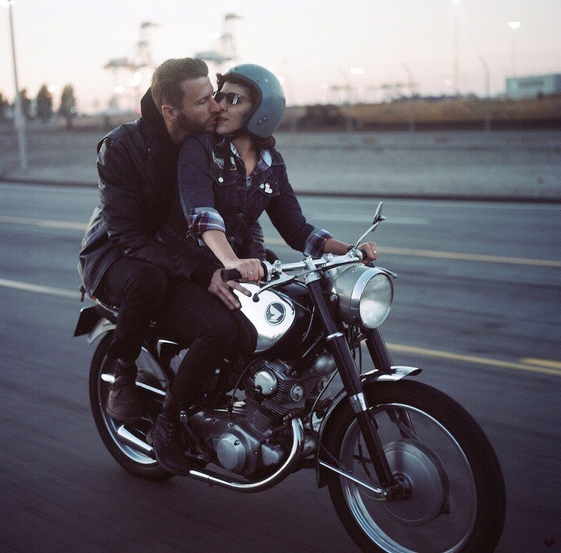 vintage_motorcycle_couple_kiss.jpg