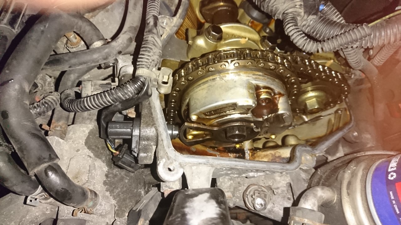 VVT-sprocket-broken-1.jpg