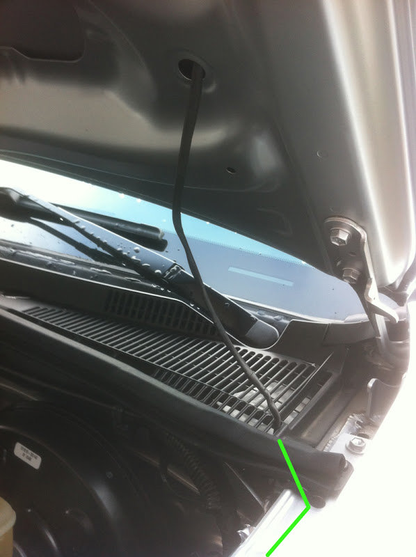 wire_at_hinge_0f3a0d4ace5b8c47a27ba2e1065351df9567eee8.jpg