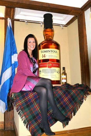 worlds-largest-whisky-bottle-2.jpg