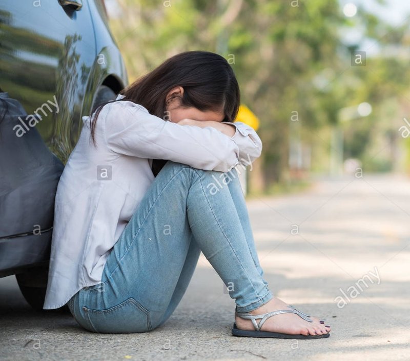young-asian-woman-feel-sad-sitting-near-the-broken-down-car-MYJ7BN-01.jpg