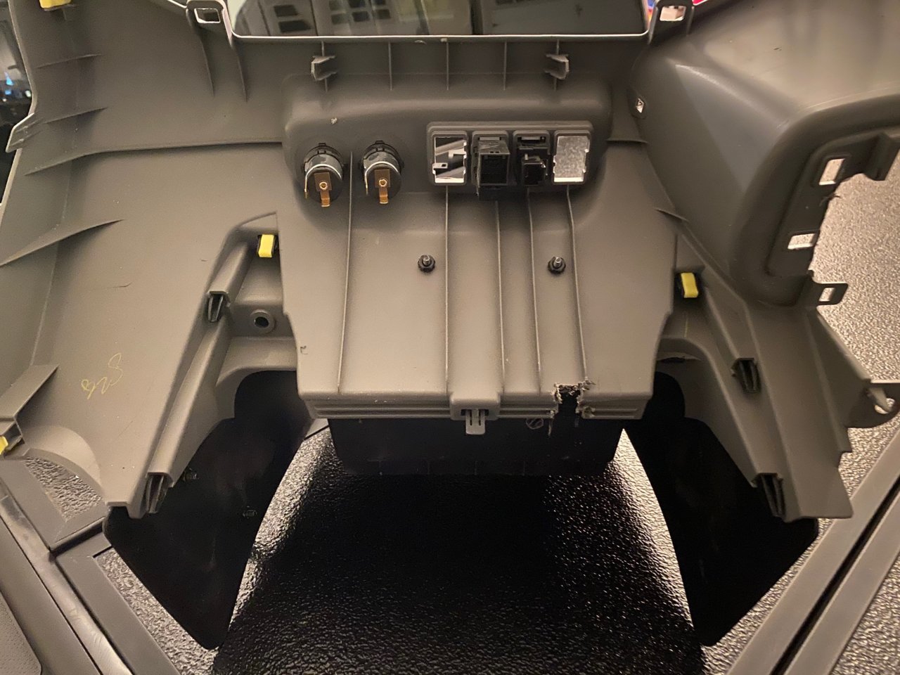 ZZ3. -install radio in console 2.jpg