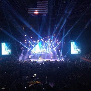 "Yah I hold onnnnn" dierks Bentley!
