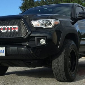 Toyota-Tacoma-2016-Grill-With-Custom-Plate-01