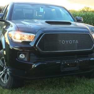Toyota-Tacoma-2016-Grill-With-Toyota-Emblem-11