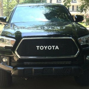 Toyota-Tacoma-2016-Grill-With-Toyota-Emblem-12
