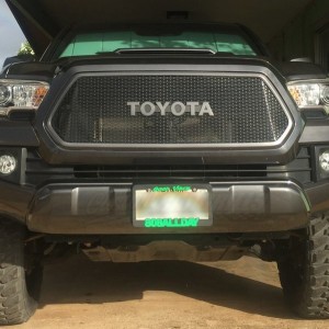 Toyota-Tacoma-2016-Grill-With-Toyota-Emblem-02