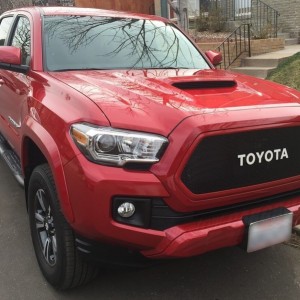 Toyota-Tacoma-2016-Grill-With-Toyota-Emblem-06