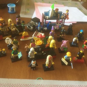 Many minifigs