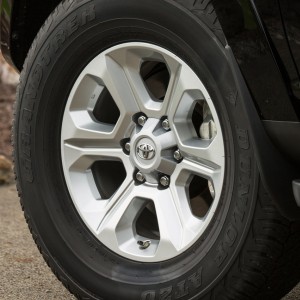 2017-Toyota-4Runner-SR5-wheels
