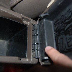 2000 console hinge - absent