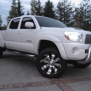 Front Side View Bull Bar 20" Rims 3" Lift