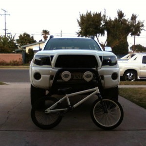 Satoshi finished and installed and a colormatched bike! :D