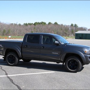 blacked out wheels and tonneau (not my truck)