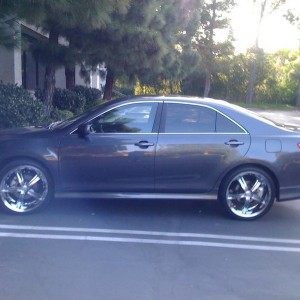 07 CAMRY SITIN ON 20"