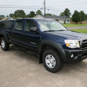 2008_Toyota_Tacoma_4_Door_Crew_Cab_4x4_-_Passenger_Front