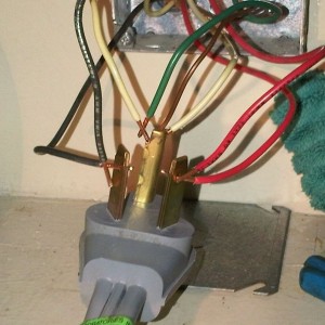My housemate attempting to hook up our electric dryer :pray: