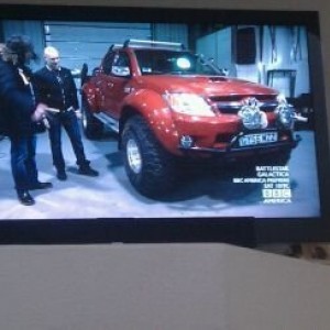 Sexy hilux on top gear sporting a avid bar! Going to up a volcano :eek: