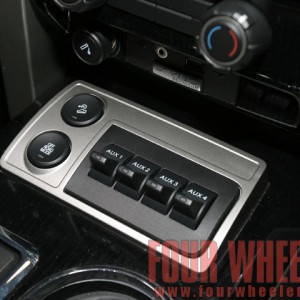 129_0901_11_z_2010_ford_f150_svt_raptor_switches