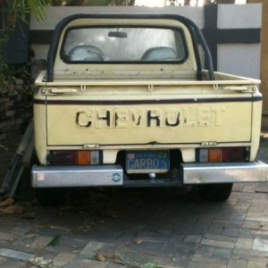 Has the body style of an old Toyota looking @ the bed