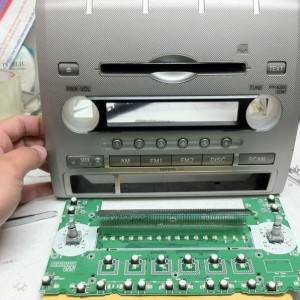 08 stock radio single disk......swapped the LEDs to all white with red knob