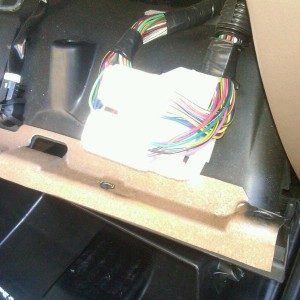 wire_plugs_behind_glove_box