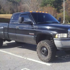 I wonder if he actually uses those nitos for mudding or to just improve his