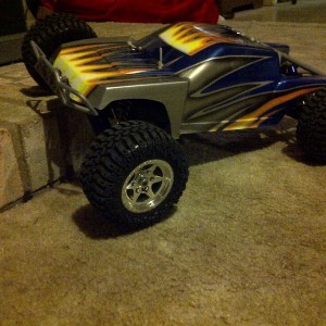 Little bro's early Christmas present. Losi desert truck. :eek: My SC10