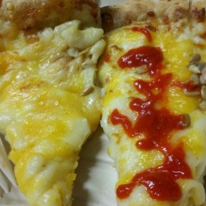Mac and cheese pizza with sriracha? How can that be a bad idea?
