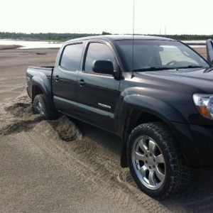 2WD and 20 inch wheels DON'T like sand :(