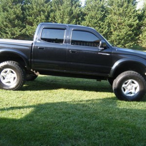 black lifted tacoma