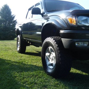 black lifted tacoma