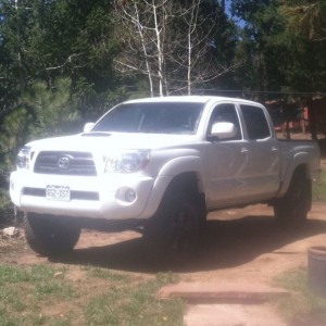 still gotta do the rear AAL and shocks but damn it sits high! Gotta turn th