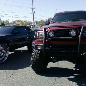 Had this park beside me today. He had 32's on it. CB#: 704-796-6930