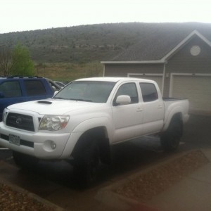 Finally it sits level and is nice and lifted!!! :) Five R is adjusting my f