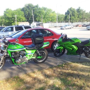 Found an old kawi 1000 at the park and decided I should take a pic of old a