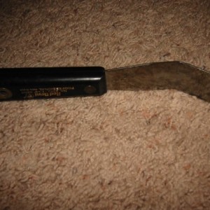 Putty knife for popping dash clips