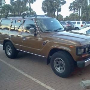 Sweet land cruiser. Very clean