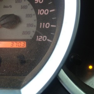 370mi till gas light comes on. 2009 2.7, mostly stop n go.