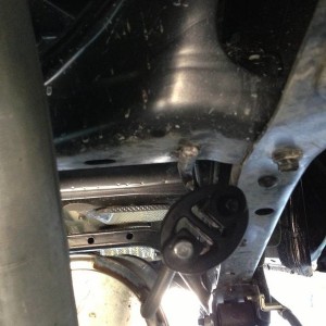 Forward exhaust hanger