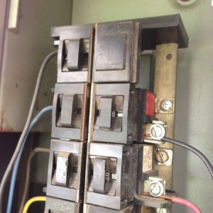 Anyone familiar with this style breaker? I know it's old. I'm loo