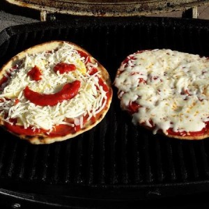 Pizza on the little grill