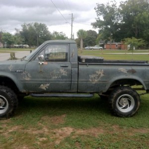 My new toy and it's 4wd. Freaking sweet 82' Toyota pickup