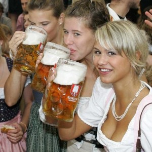Girls-Drinking-Beer-at-Oktoberfest
