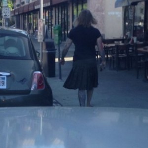 Dude is wearing a skirt. Not a kilt! Sleeved like a mofo wearing a skirt! O